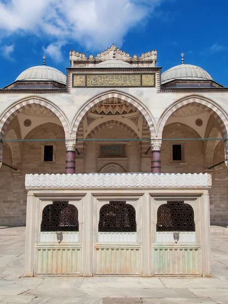 Fontaine d'ablution de la mosquée Suleymaniye — Photo