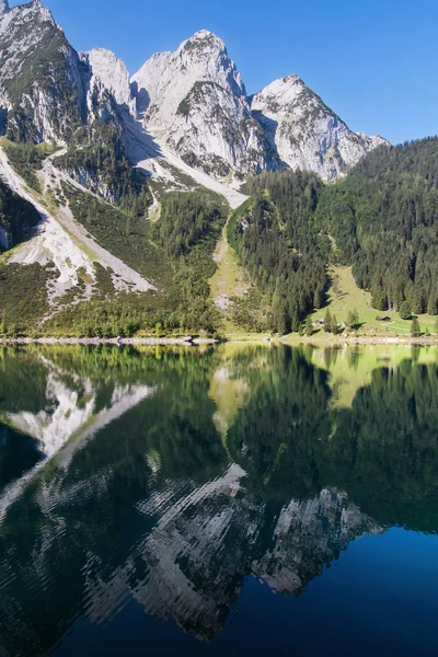 Donnerkogel reflektiert den gosausee — Stockfoto