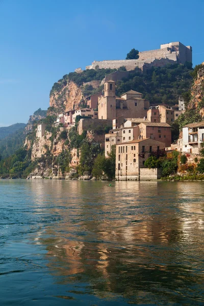 Miravet kasteel en de Ebro rivier in Catalonië. — Stockfoto