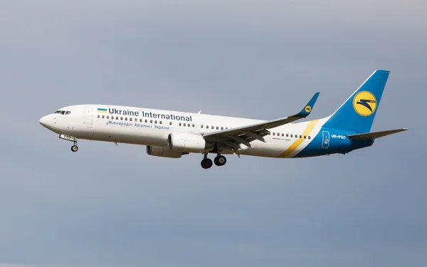 Ukrainisches internationales Boeing 737 — Stockfoto