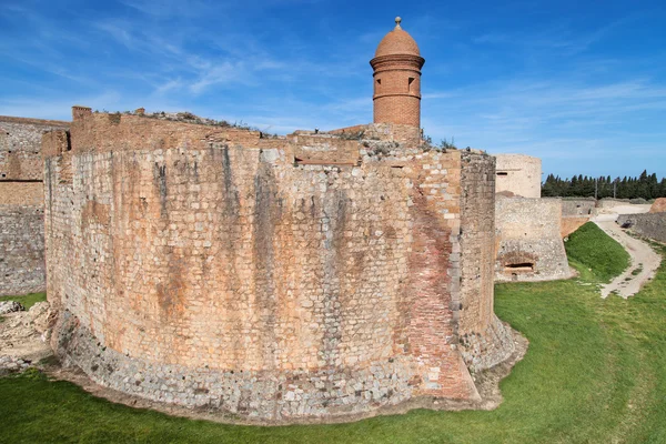 Vallgraven och vallar av Salses-le-Chateau — Stockfoto