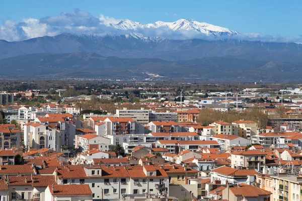 Маунт Canigou міста Перпіньян — стокове фото