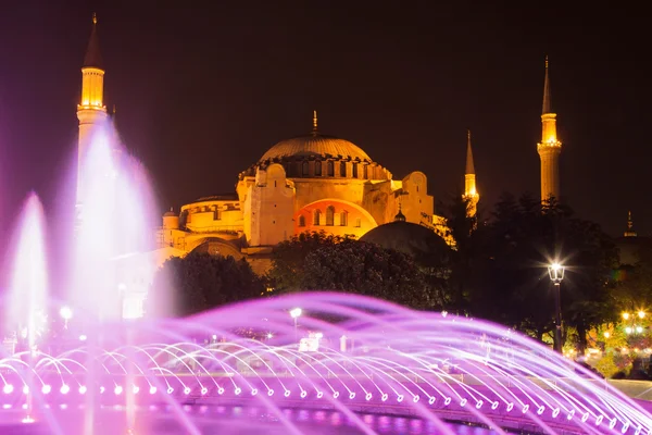 Фонтан Султанахмет и собор Святой Софии ночью — стоковое фото
