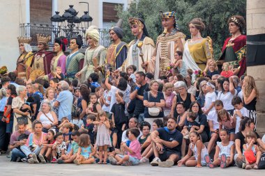 Granollers, İspanya - 30 Ağustos 2025: Gegants de Lleida 2025 Büyük Granoller Festivali sırasında La Porxada 'nın önünde sahne aldıktan sonra.