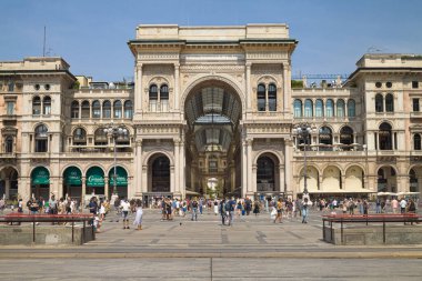 Milan, İtalya - 22 Ağustos 2021: Galleria Vittorio Emanuele II 'nin Milano, İtalya' daki Piazza del Duomo 'dan zafer kemeri girişi.