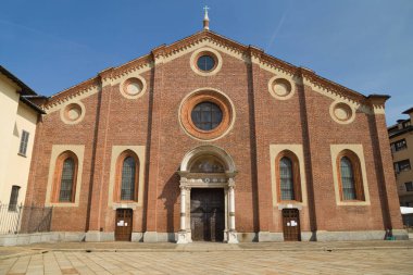 İtalya 'nın Milano şehrinde Santa Maria delle Grazie' nin ana cephesi mimari ahengi ve dini önemi ile bilinen tarihi bir Rönesans kilisesi..