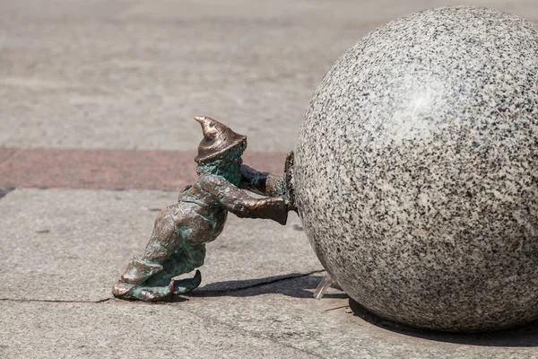 Dwerg duwen een granieten bal in Wroclaw — Stockfoto