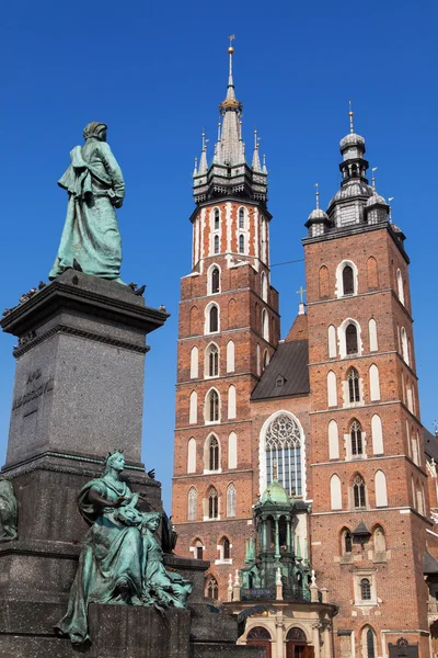 Statue d'Adam Mickiewicz et basilique Sainte-Marie — Photo