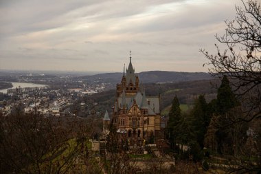 Ren nehrine bakan Drachenburg Kalesi 