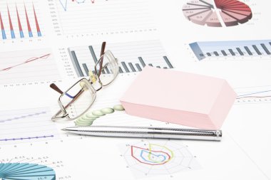 İş natürmort bir kalem, etiket, grafikler, gözlük