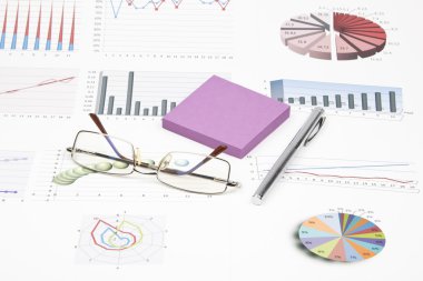 İş natürmort bir kalem, etiket, grafikler, gözlük