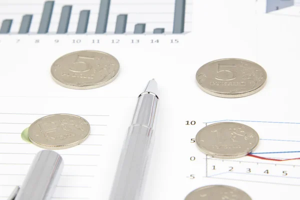 Glänsande penna och mynt ligga på Affärsdiagram — Stockfoto