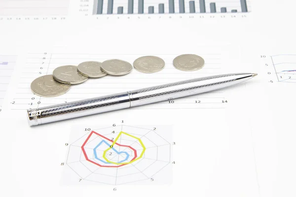 Glänsande penna och mynt ligga på Affärsdiagram — Stockfoto
