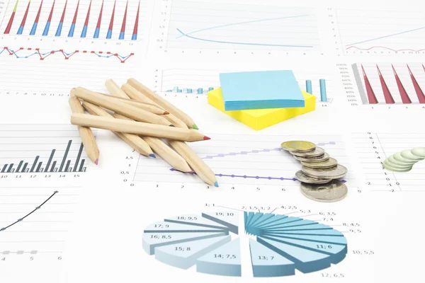Business-stilleven van potlood, grafieken, munten, stickers — Stockfoto