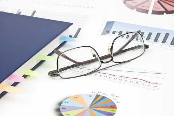 Business-stilleven van een grafieken, brillen, dagboek — Stockfoto