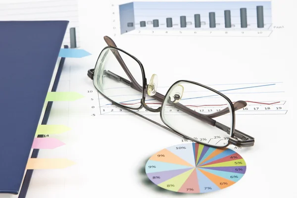 Business-stilleven van een grafieken, brillen, dagboek — Stockfoto