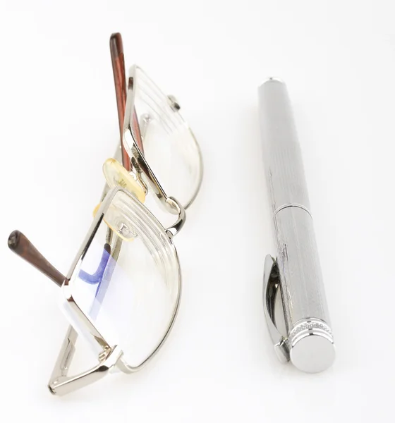 Vida morta de negócios de uns óculos, caneta brilhante — Fotografia de Stock