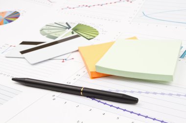 İş natürmort bir kalem, kredi kartı, çizelgeler, grafikler, çıkartmalar