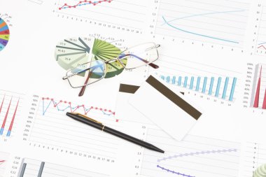 İş natürmort bir kredi kartı, siyah kalem, gözlük, grafikler