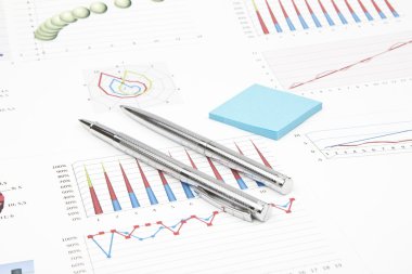 İş hala hayat iki parlak kalem, etiket, grafikler