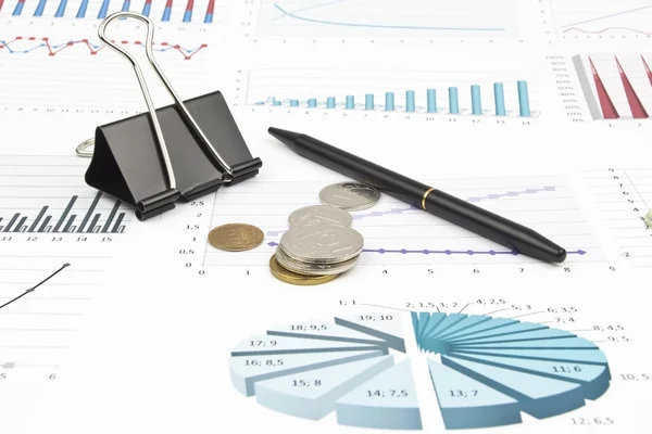 Business-stilleben av en penna, diagram, mynt, Gem — Stockfoto