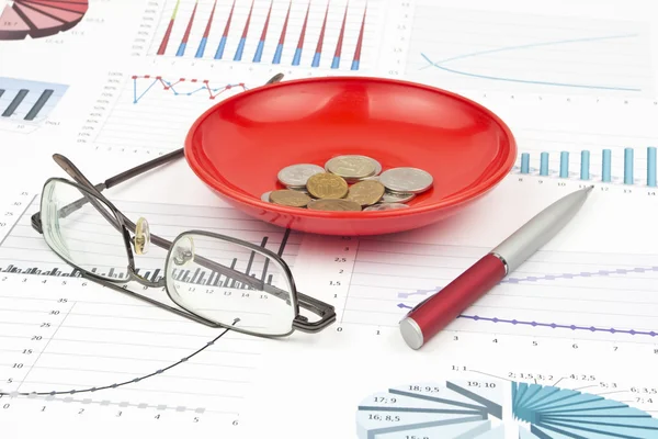 Business-stilleben av en penna, Glasögon, diagram, mynt i en pl — Stockfoto