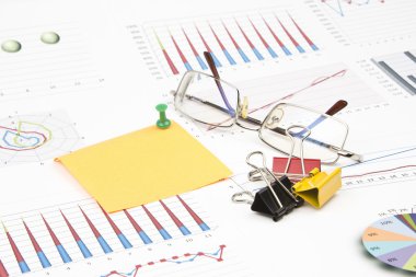 İş natürmort etiket, grafikler, gözlük, raptiye, ATAÇ