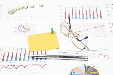 Bir kalem, etiket, grafikler, gözlük, raptiye iş natürmort