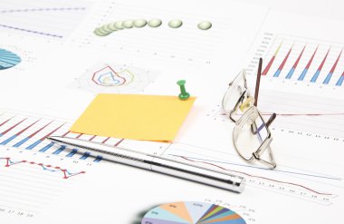 Bir kalem, etiket, grafikler, gözlük, raptiye iş natürmort