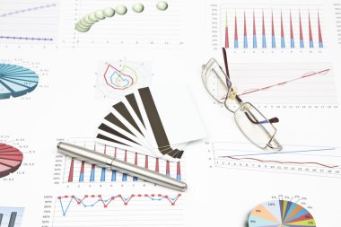 İş natürmort bir kredi kartı, kalem, gözlük, grafikler