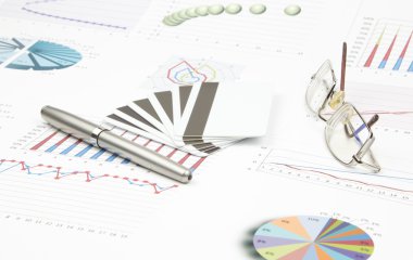 İş natürmort bir kredi kartı, kalem, gözlük, grafikler