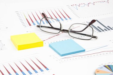 İş natürmort bir etiket, grafikler, gözlük