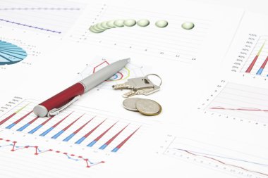 Bir kalem, diyagram, paralar, anahtar taşı iş natürmort