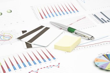İş natürmort bir kalem, kredi kartı, çizelgeler, grafikler, çıkartmalar