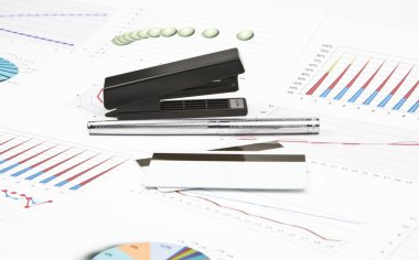 İş natürmort çizelgeler, grafikler, kredi kartları, zımba