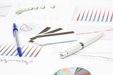 İş natürmort bir kredi kartı, iki kalem, grafikler