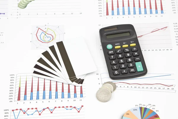 Business-stilleven van grafieken, rekenmachine, grafieken, munten, creditcard — Stockfoto
