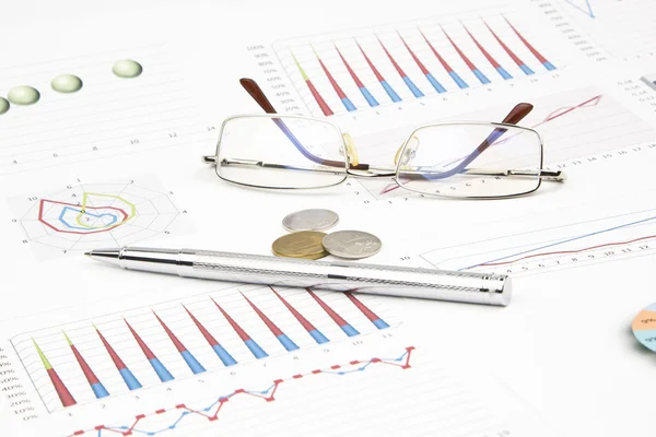 Bodegón de negocios de la mesa, anteojos, monedas, shinypen — Foto de Stock