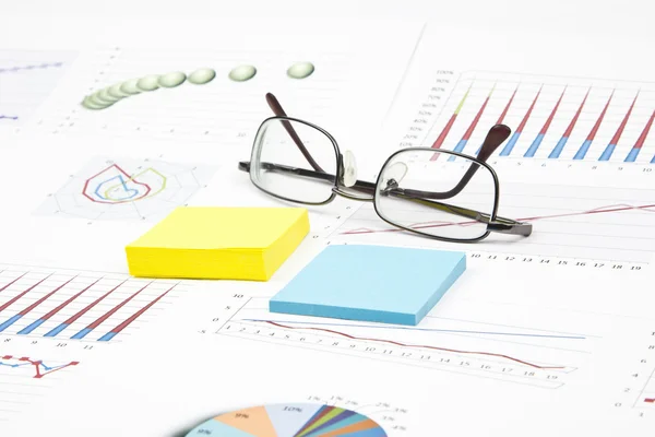 Business-stilleven van een sticker, grafieken, brillen — Stockfoto