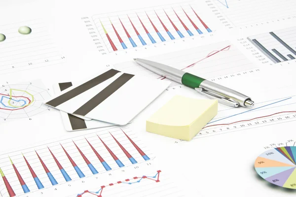 İş natürmort bir kalem, kredi kartı, çizelgeler, grafikler, çıkartmalar