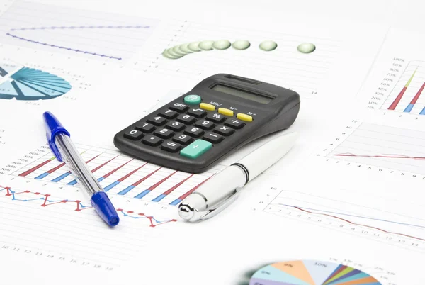 Forretningslengde med to penner, diagrammer, kalkulator – stockfoto