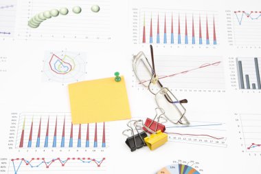 İş natürmort etiket, grafikler, gözlük, raptiye, ATAÇ