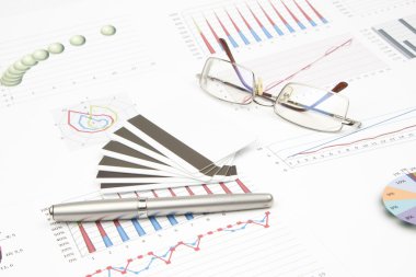 İş natürmort bir kredi kartı, kalem, gözlük, grafikler