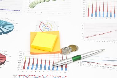 İş natürmort parlak bir kalem, etiket, grafikler, paralar