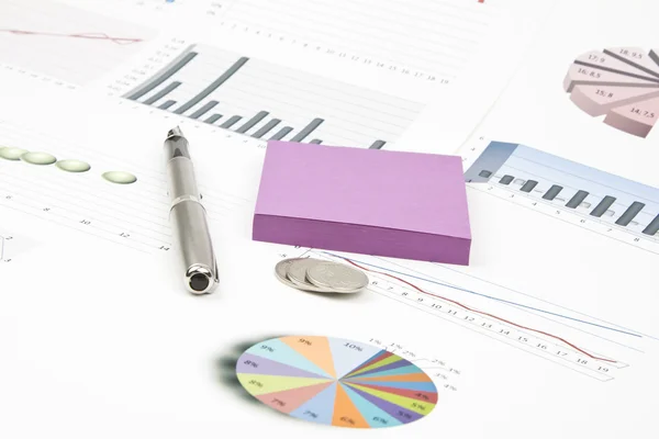 Business-stilleven van glanzende inkt pen, sticker, grafieken, munten — Stockfoto