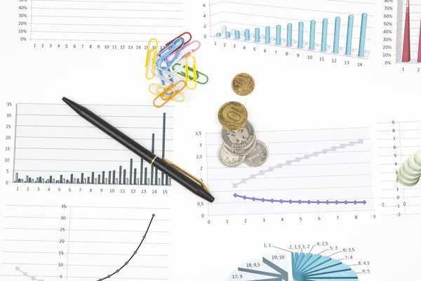 Bodegón de negocios de una pluma, diagrama, monedas, clip — Foto de Stock