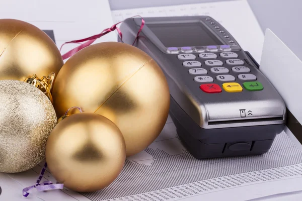Деловое Рождество стола, платежного терминала, кредитных карточек, шаров — стоковое фото
