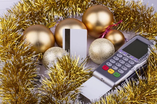 Zakelijke Kerstmis van betaalterminal, creditcards, ballen, klatergoud Rechtenvrije Stockfoto's