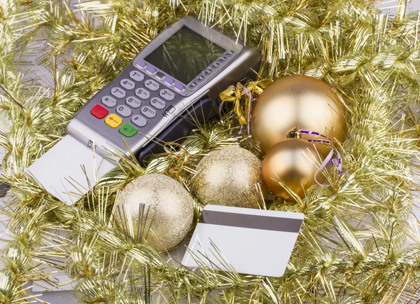Zakelijke Kerstmis van betaalterminal, creditcards, ballen, klatergoud Stockfoto