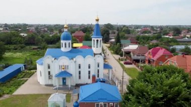 Krasnodar, Krasnodar Krai, Rusya - 20 Haziran 2021: İHA 'nın kamerası köy kilisesinin etrafında uçuyor